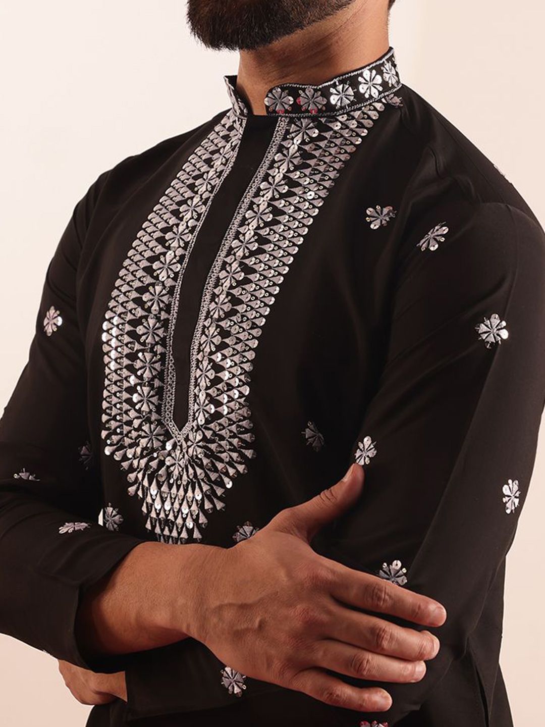 SOJANYA Men Embroidered Mirror Work Kurta