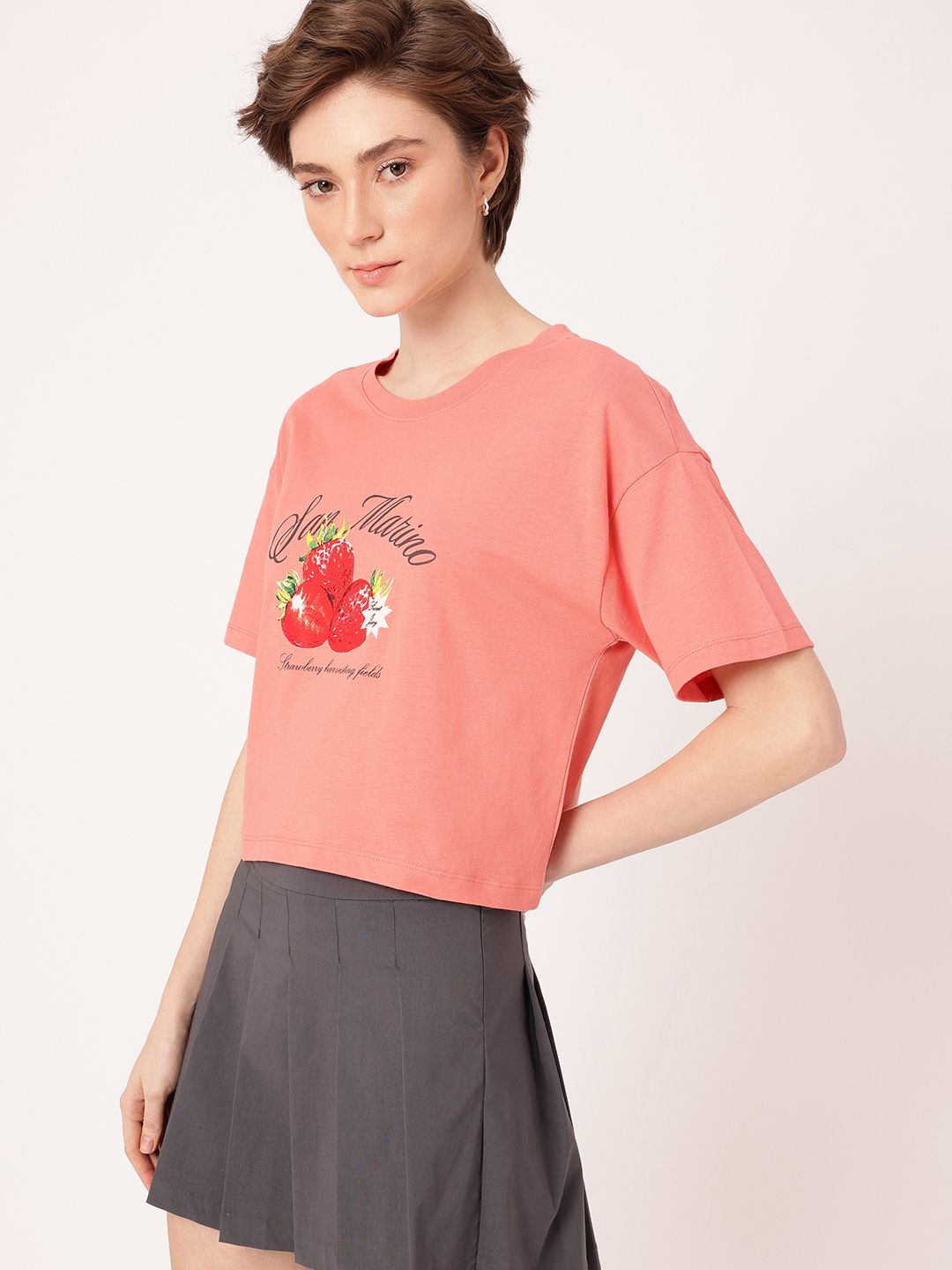 T-shirt berkotak grafik bergaya bandar bergaya di bandar