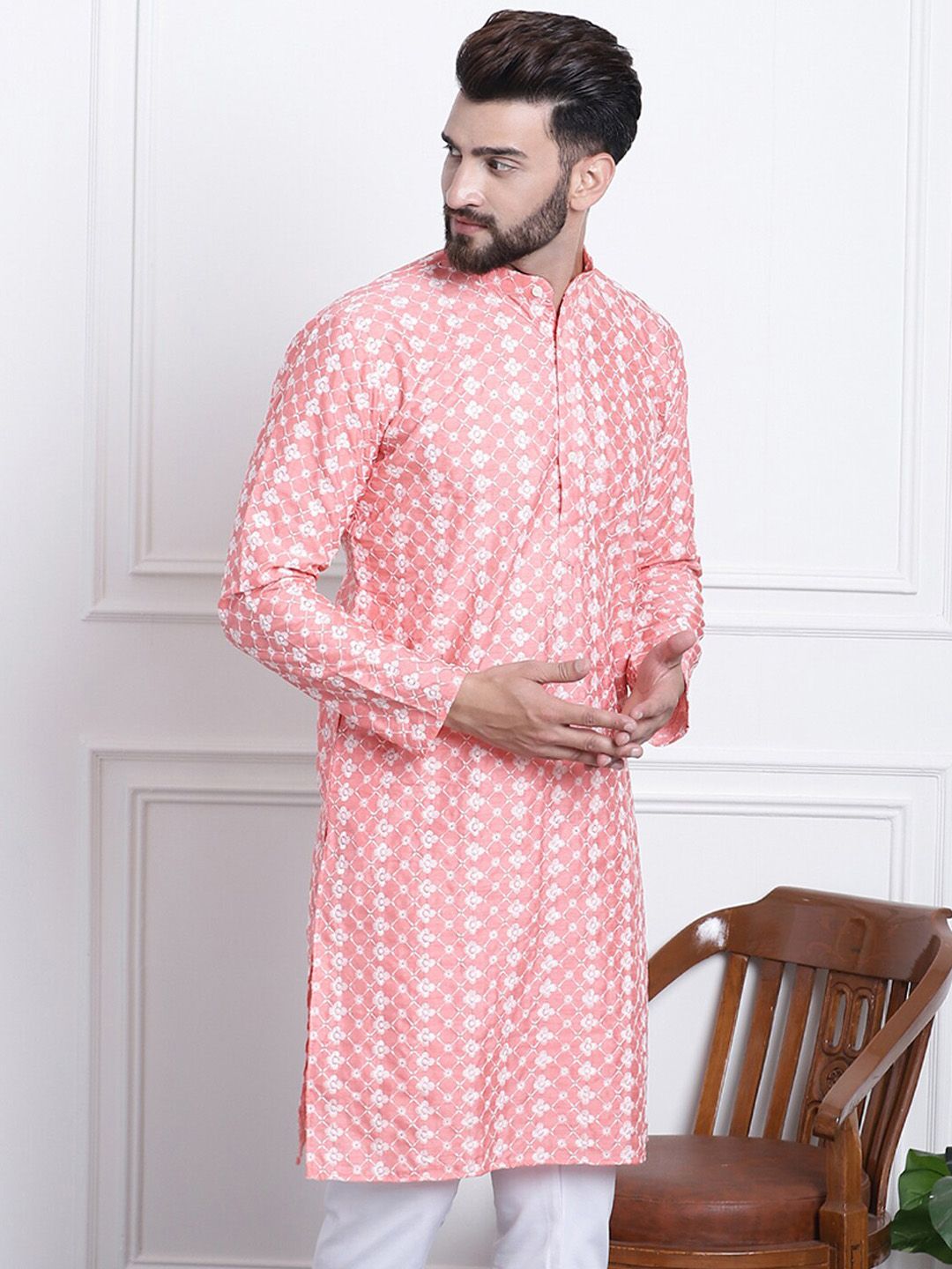 SOJANYA Floral Embroidered Thread Work Straight Kurta