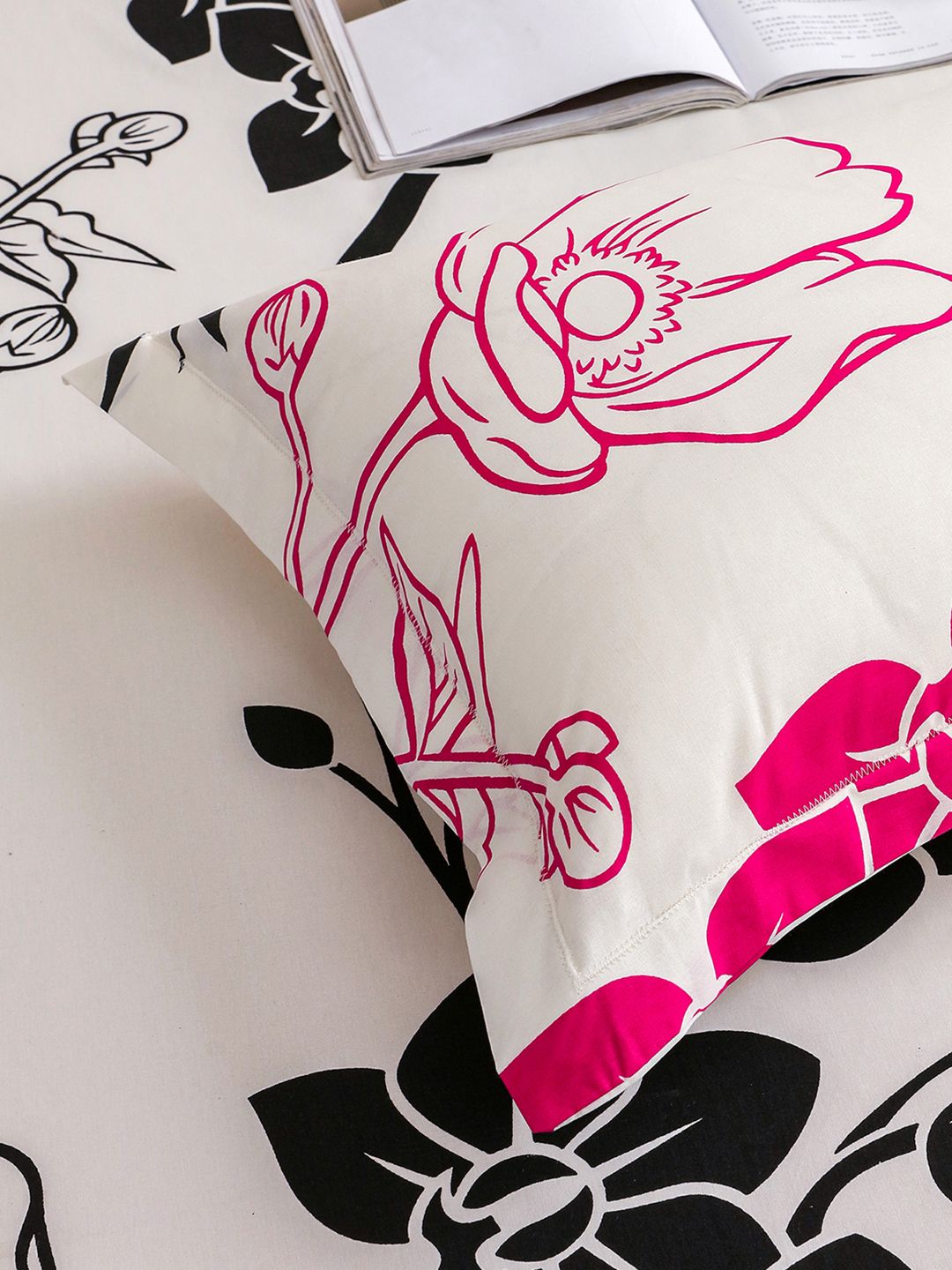 Story@home White Pink Floral 210 TC King Bedsheet with 2 Pillow Covers