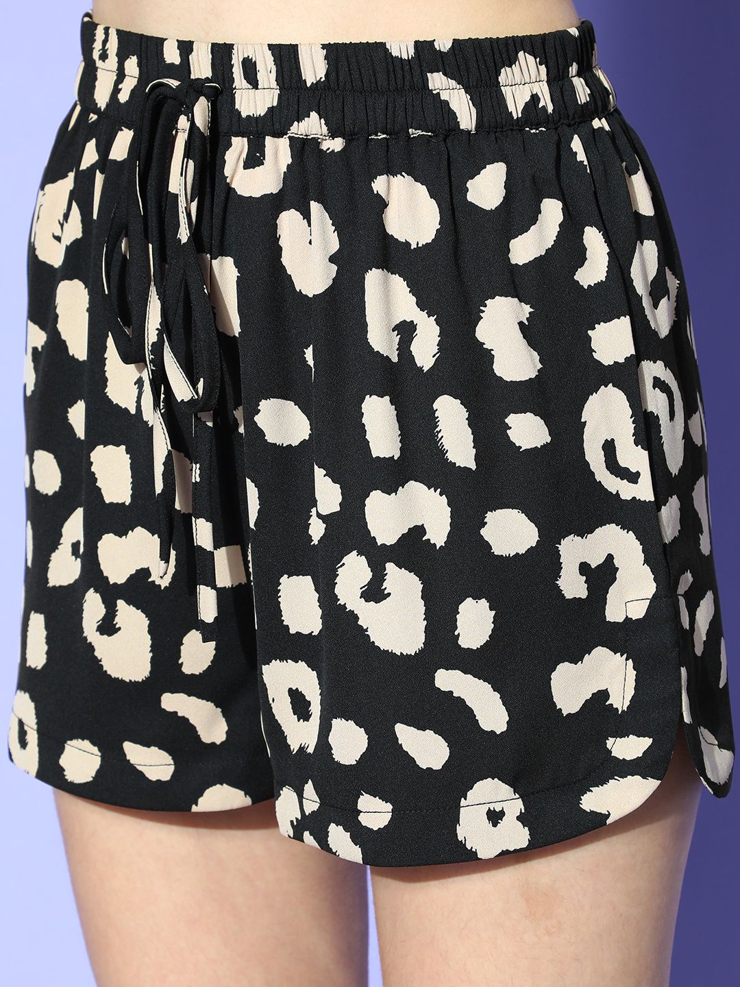 Berrylush Women Classy Black Animal Printed Vacay Attire