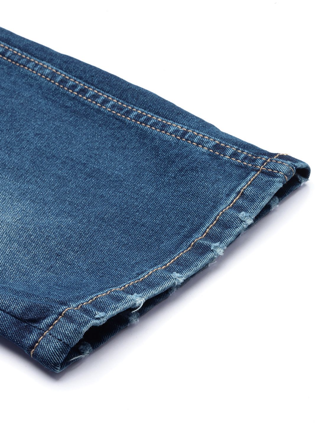 Menjadi lelaki manusia langsing sesuai dengan seluar jeans yang boleh diperbaharui