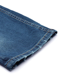 Menjadi lelaki manusia langsing sesuai dengan seluar jeans yang boleh diperbaharui