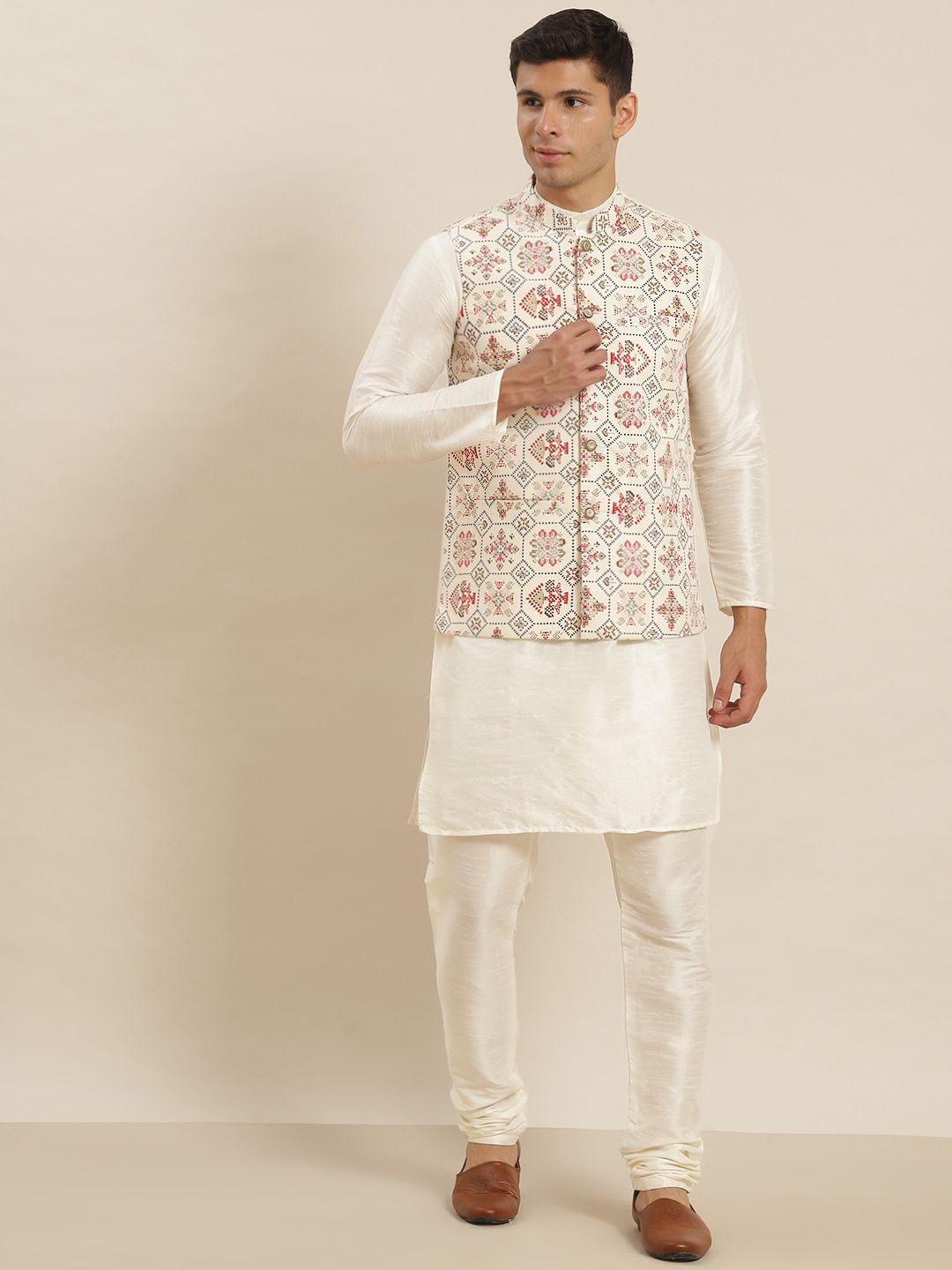 SOJANYA Men White Kurta with Churidar & Nehru Jacket