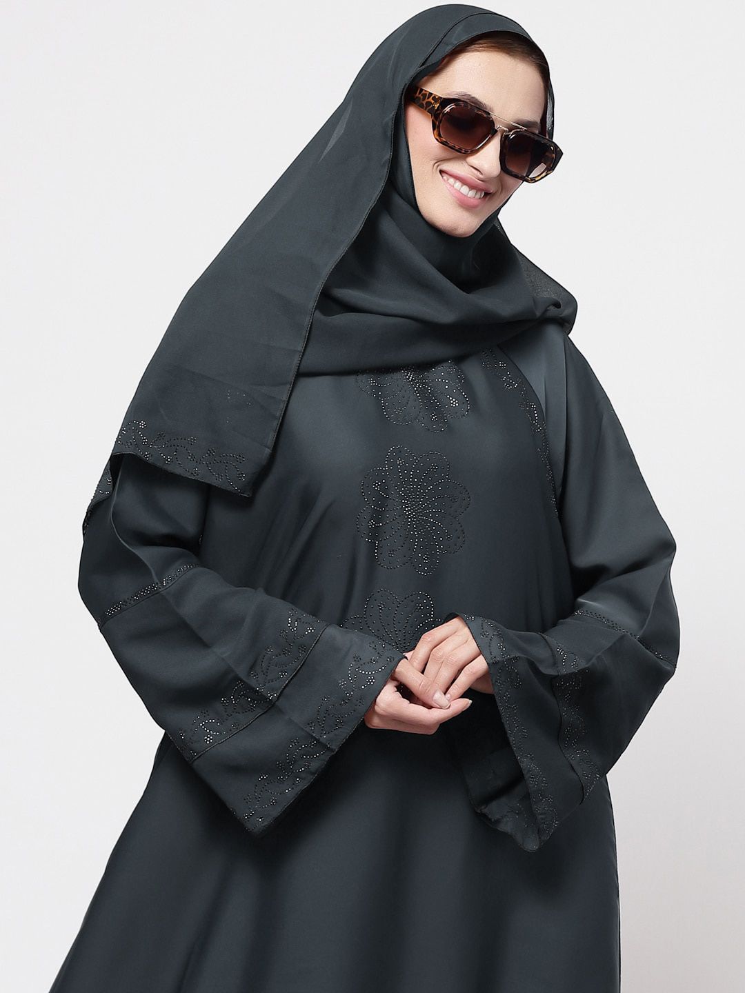 Klotthe wanita kelabu hiasi burqa dengan tudung