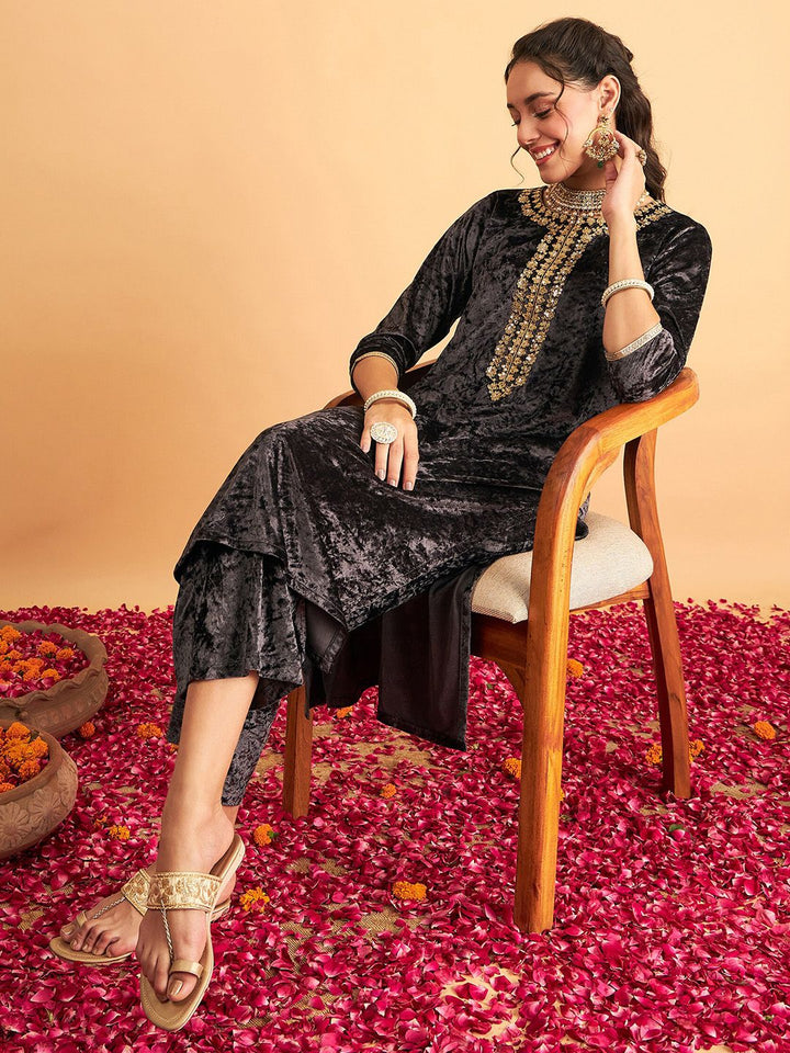 Shae by SASSAFRAS Embroidered Yoke Design Round Neck Velvet Kurta
