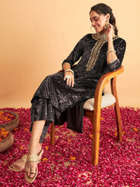 Shae by SASSAFRAS Embroidered Yoke Design Round Neck Velvet Kurta