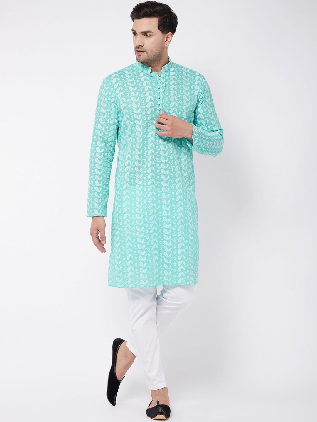 VASTRAMAY Men Green Embroidered Chikankari Pure Cotton Kurta with Churidar