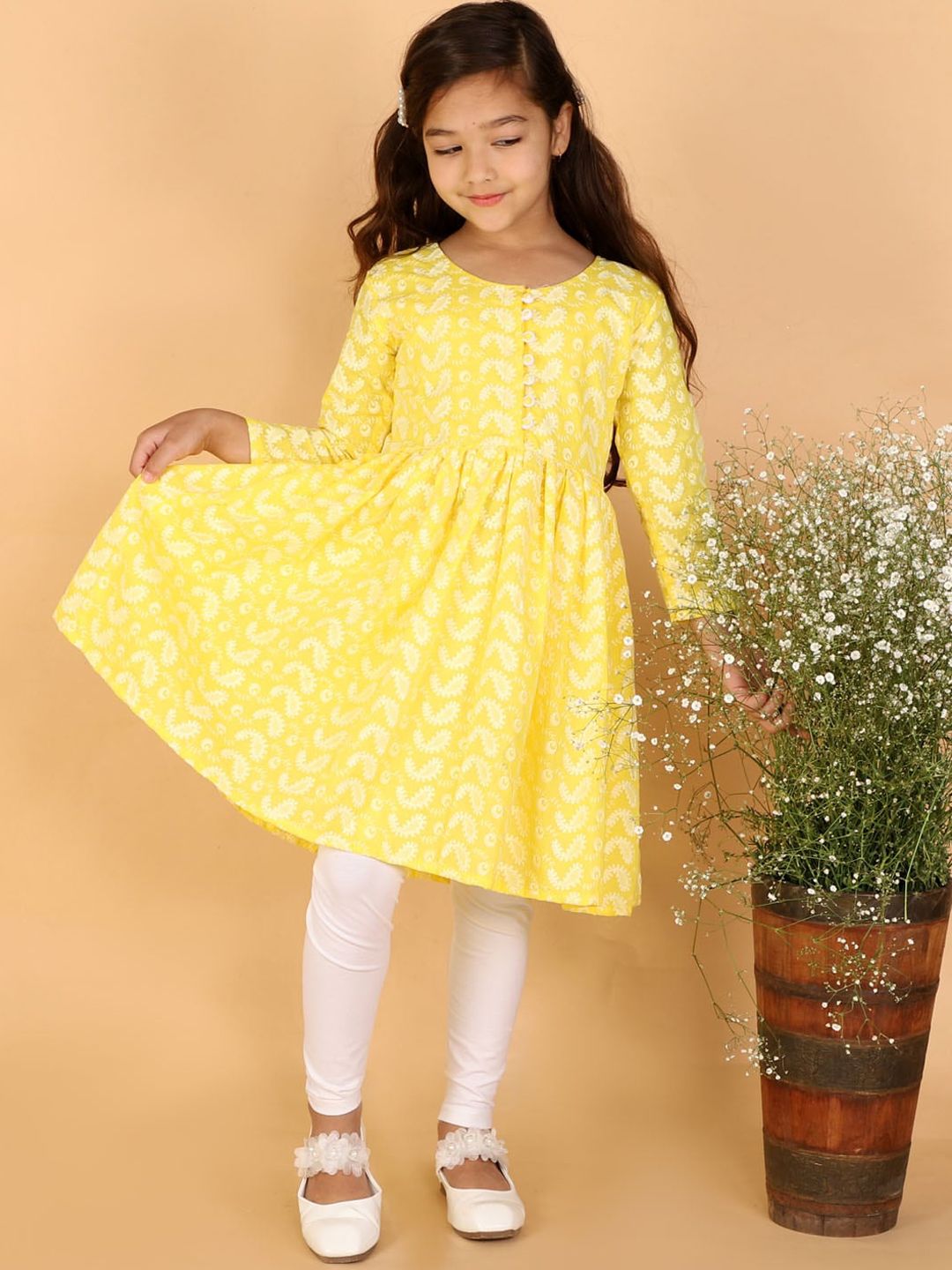 VASTRAMAY Girls Yellow & White Embroidered Chikankari Pure Cotton Kurta & Leggings
