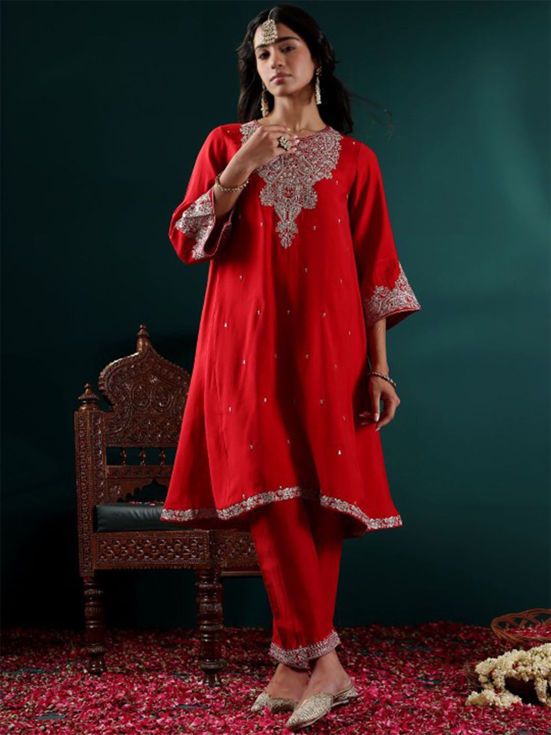 Varanga Women Floral Embroidered Regular Kurta with Trousers & With Dupatta