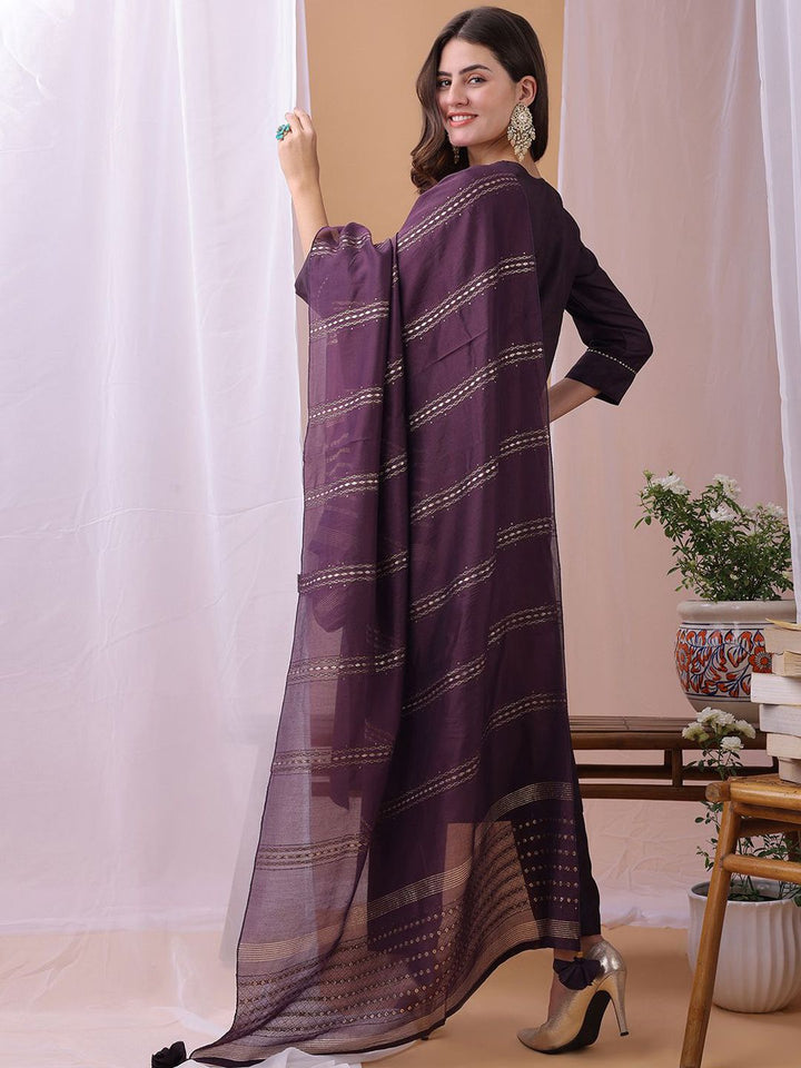Reka Bentuk Kalini Yoke Sequinned Lurus Kurta dengan Seluar dan Dupatta