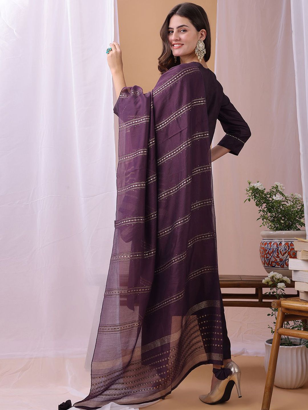 Reka Bentuk Kalini Yoke Sequinned Lurus Kurta dengan Seluar dan Dupatta