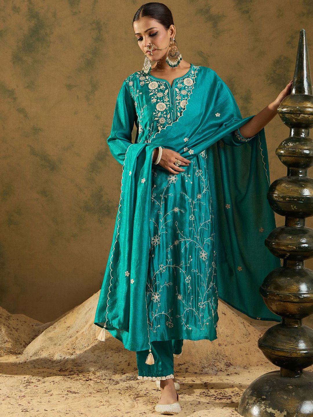 Indo Era Ethnic Embroidered Thread Work Regular Sleeves Round Neck Silk Blend Kurta Set