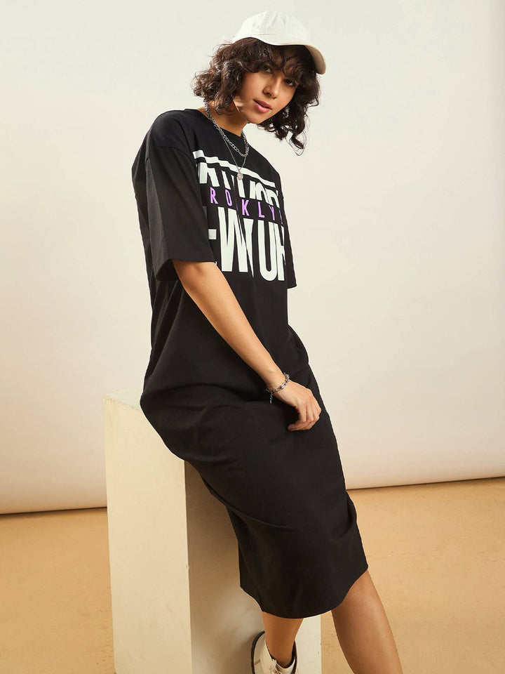 Sassafras tipografi hitam dicetak gaun t-shirt besar