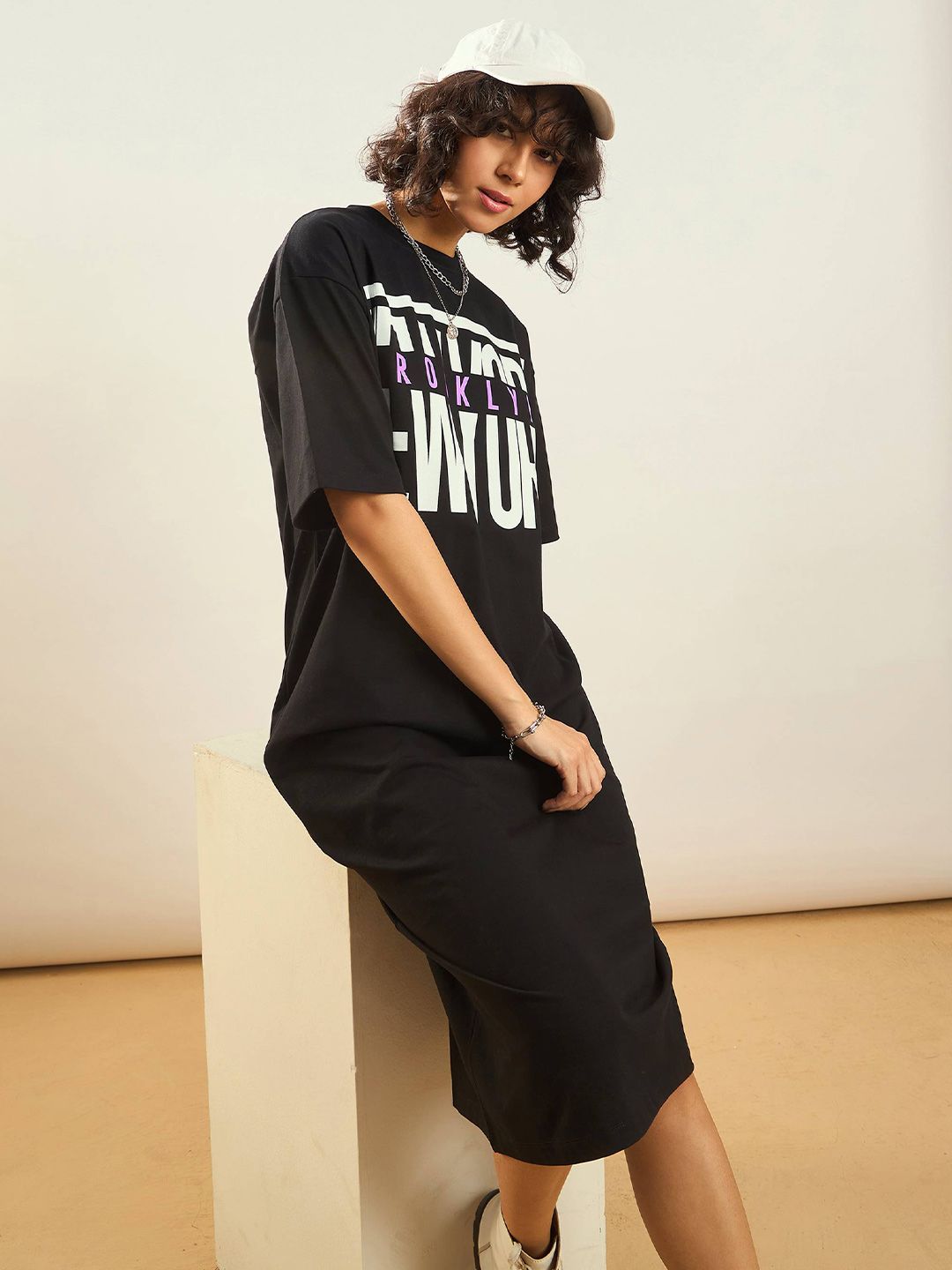 Sassafras tipografi hitam dicetak gaun t-shirt besar