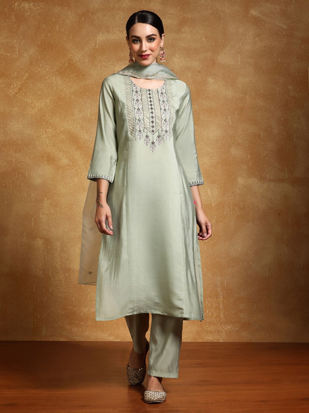 Varanga Women Floral Embroidered Regular Thread Work Kurta with Trousers & With Dupatta