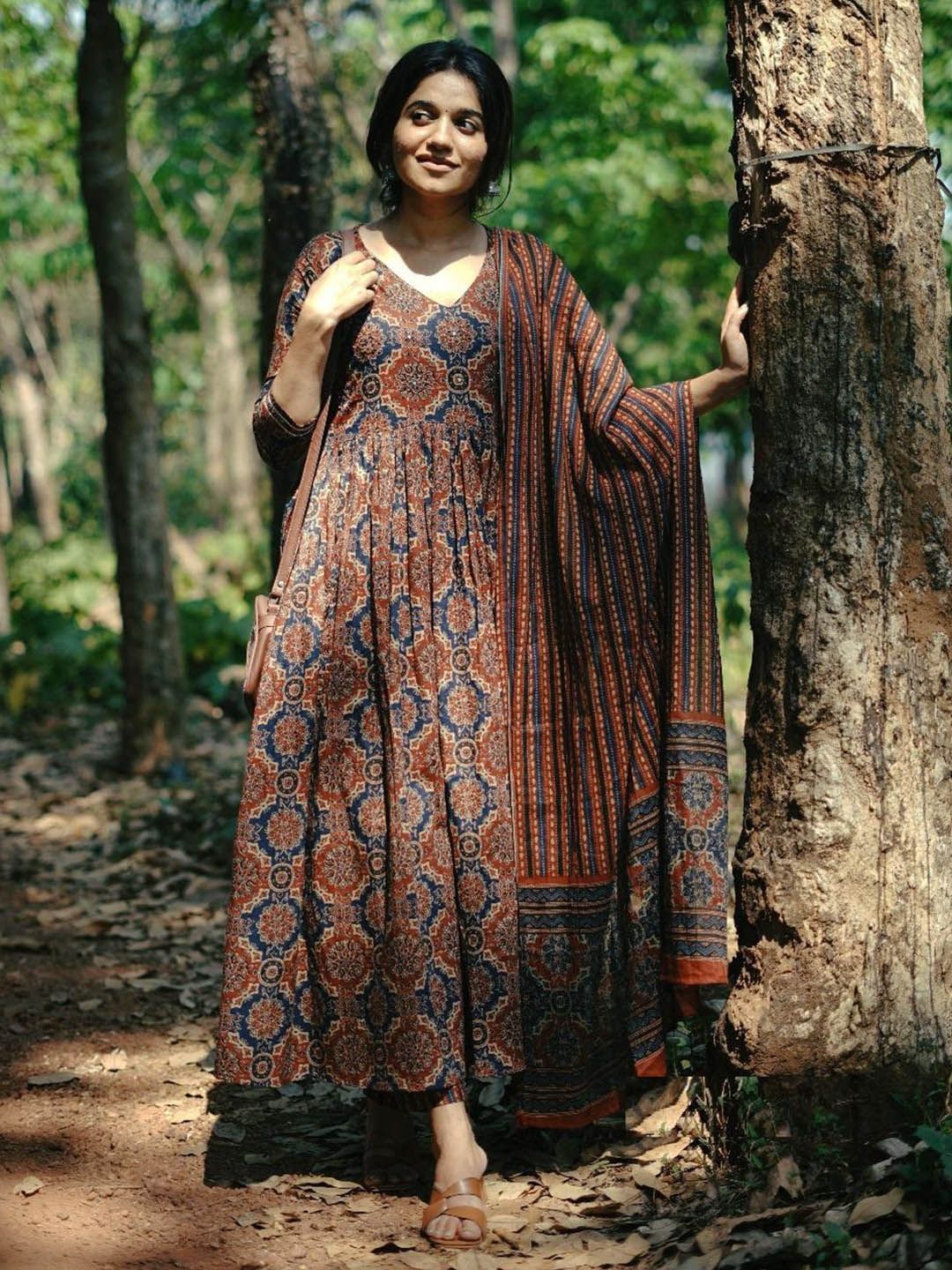 Kalini Motif Etnik Bercetak Kerja Anarkali kurta dengan seluar & dupatta