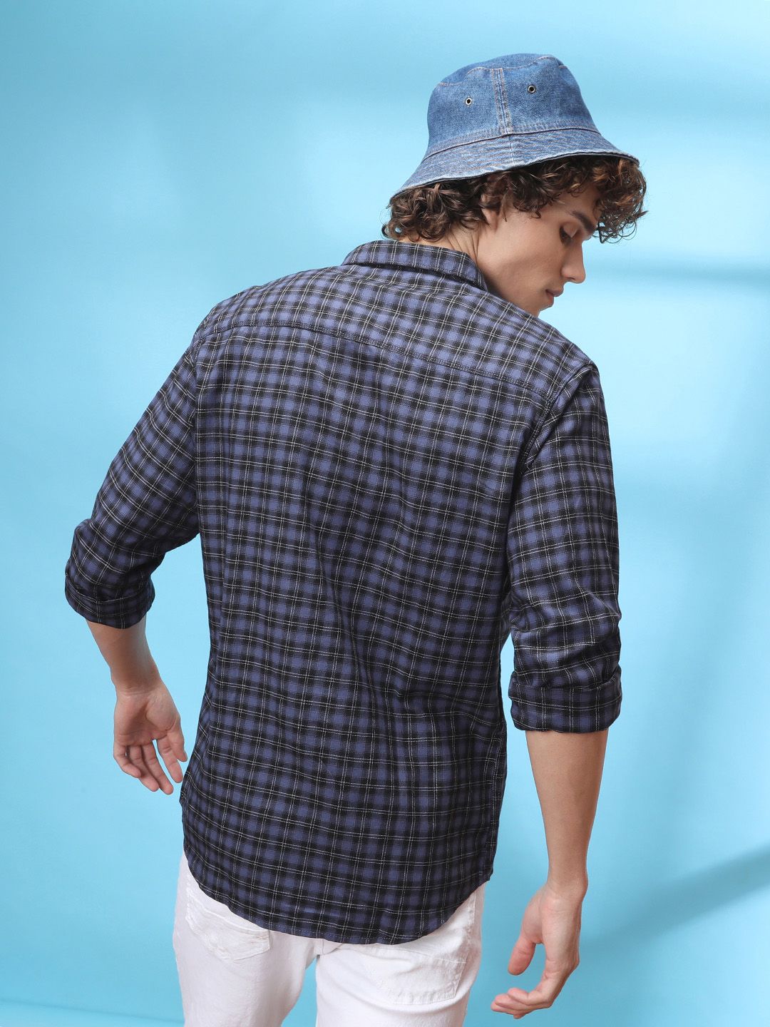 The Indian Garage Co Men Blue & White Slim Fit Checked Pure Cotton Casual Shirt