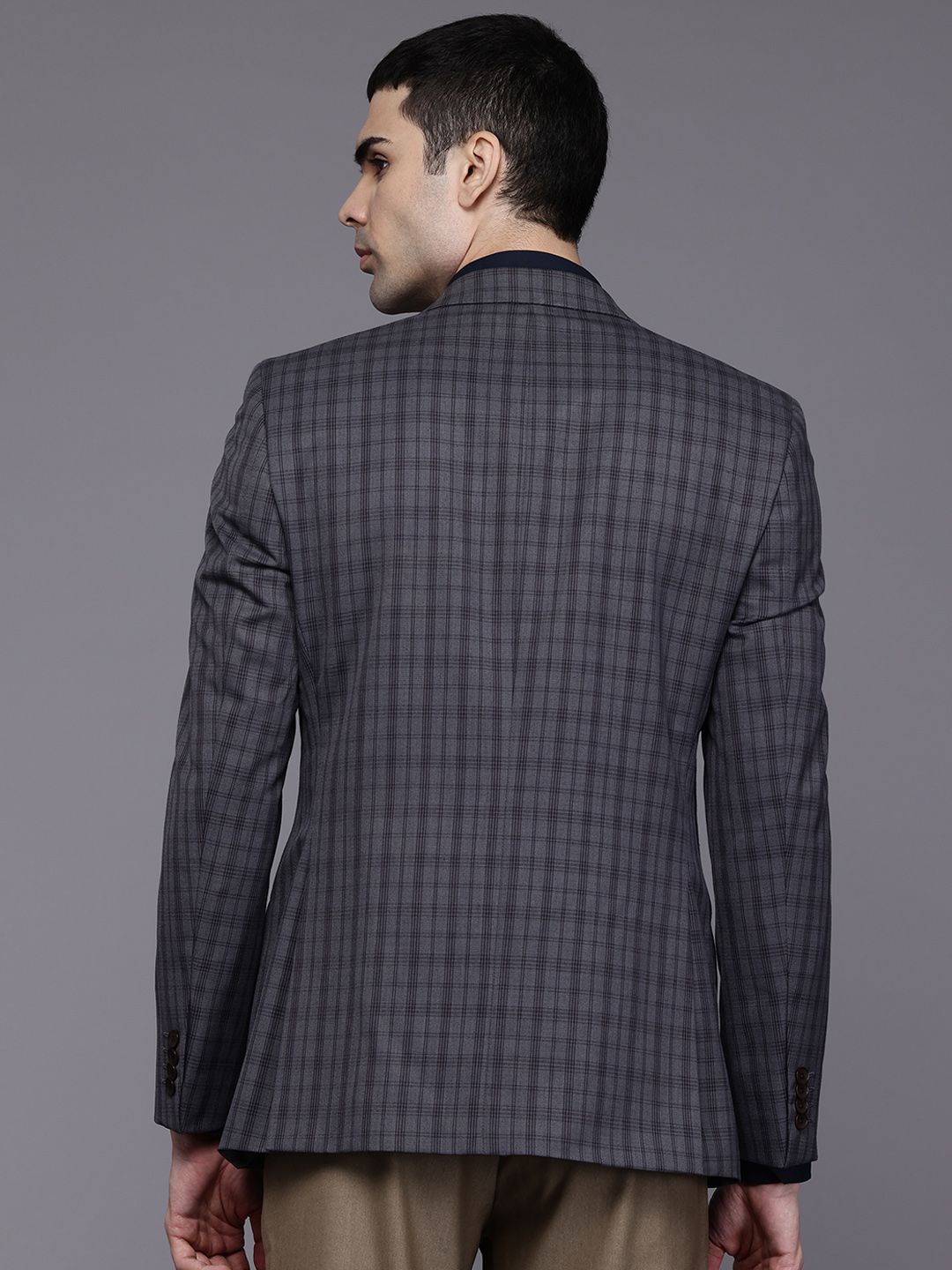 Raymond antibakteria memeriksa blazer rasmi