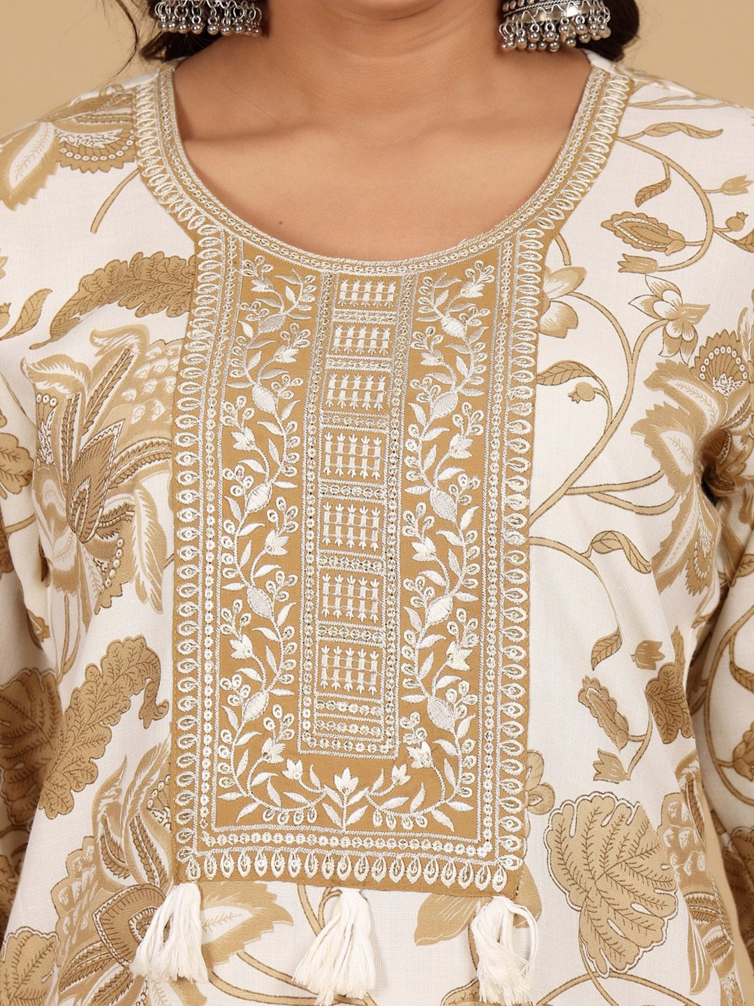 Varanga Floral Printed Thread Work Round Neck Straight Kurta With Trousers