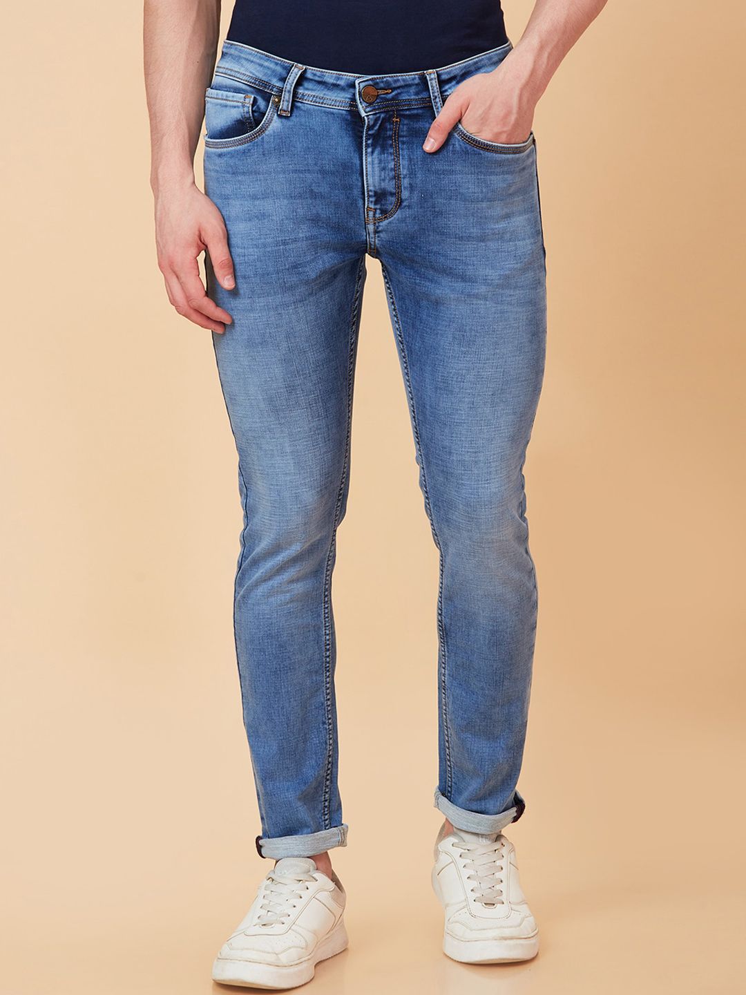 Menjadi lelaki manusia langsing sesuai dengan seluar jeans berat
