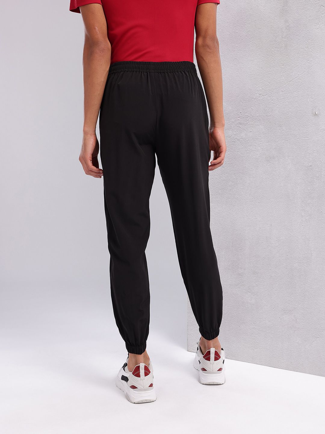 HRX by Hrithik Roshan Men Lifestyle Mid-Rise Joggers With Side Stripes