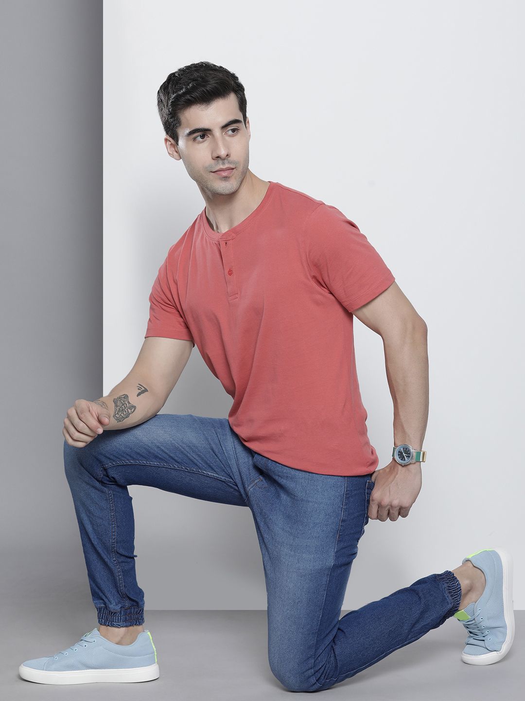 The Indian Garage Co Men Blue Light Fade Stretchable Jogger Jeans