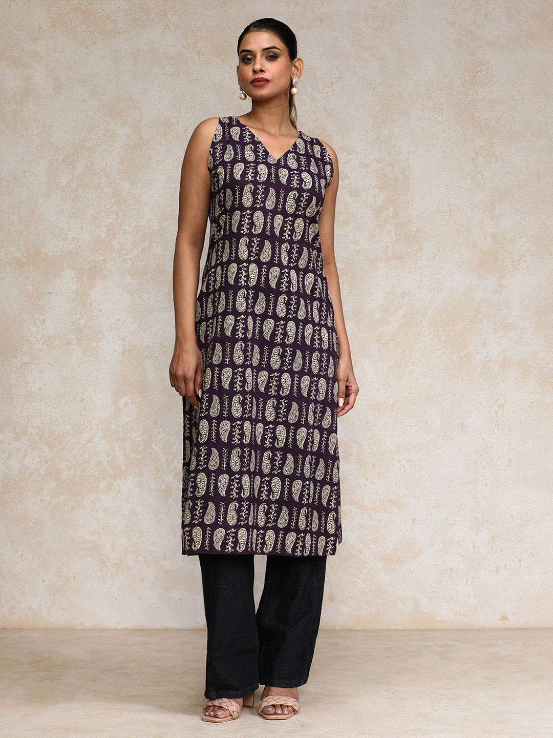 Varanga Paisley Printed Cotton V-Neck Straight Kurta