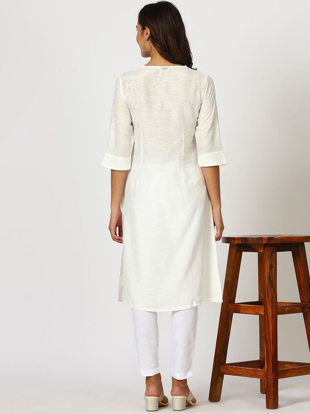 W Embroidered Beaded V-Neck Linen Straight Kurta