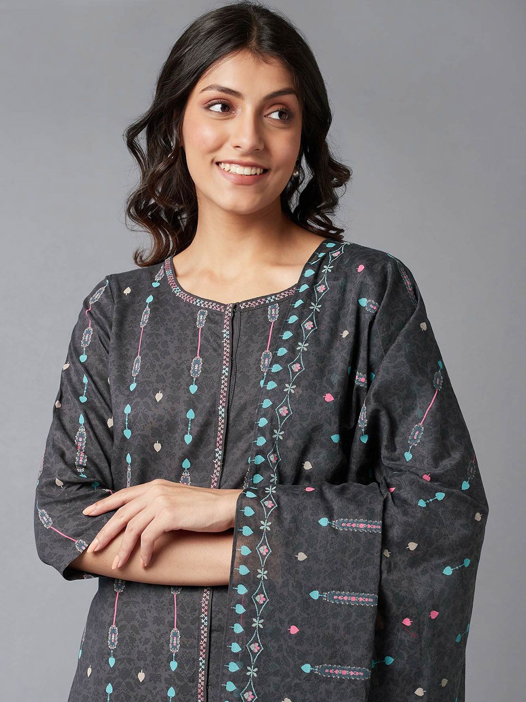 W Geometric Print Rayon Kurta With Slim Pant & Dupatta