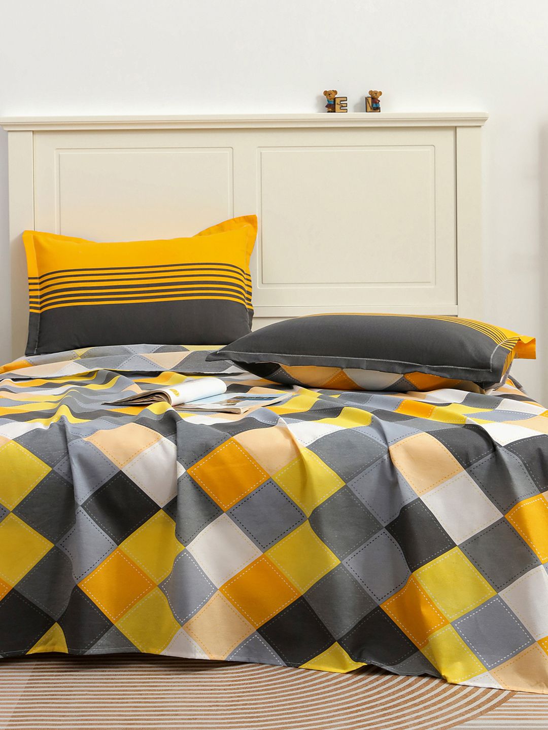 Story@home Grey Yellow Geometric 144 TC Queen Bedsheet with 2 Pillow Covers