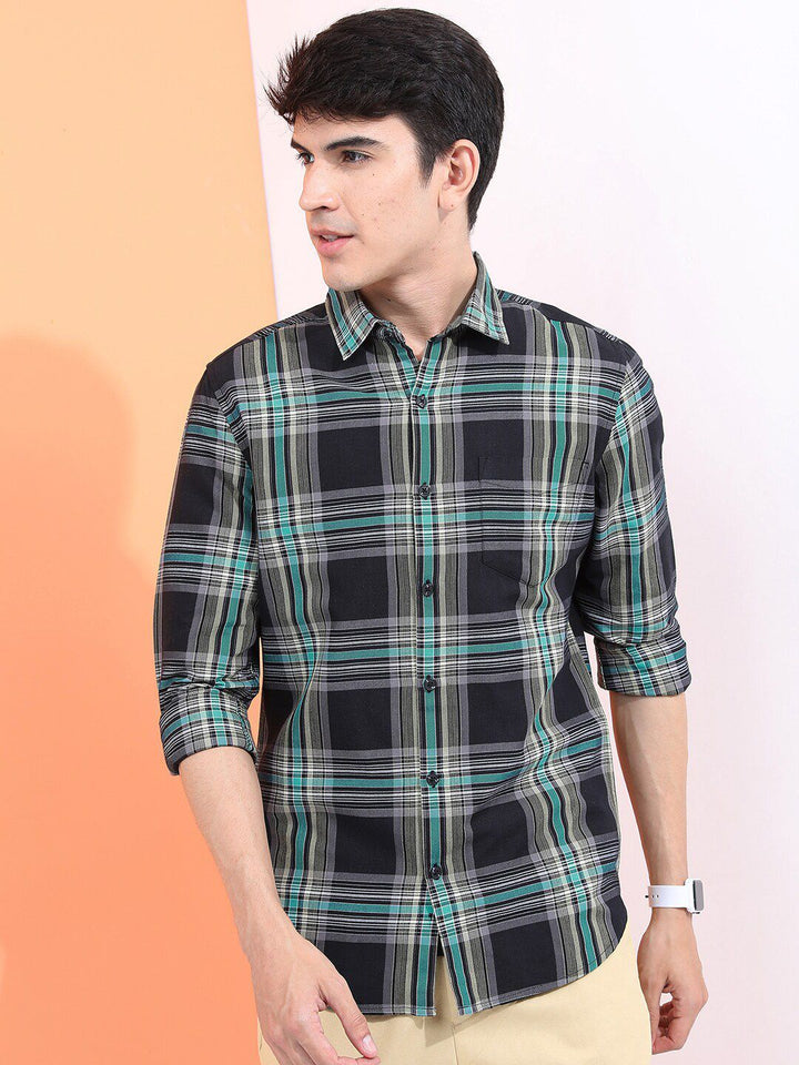 Highlander Men Black & Green Slim Fit Contoh Kasual