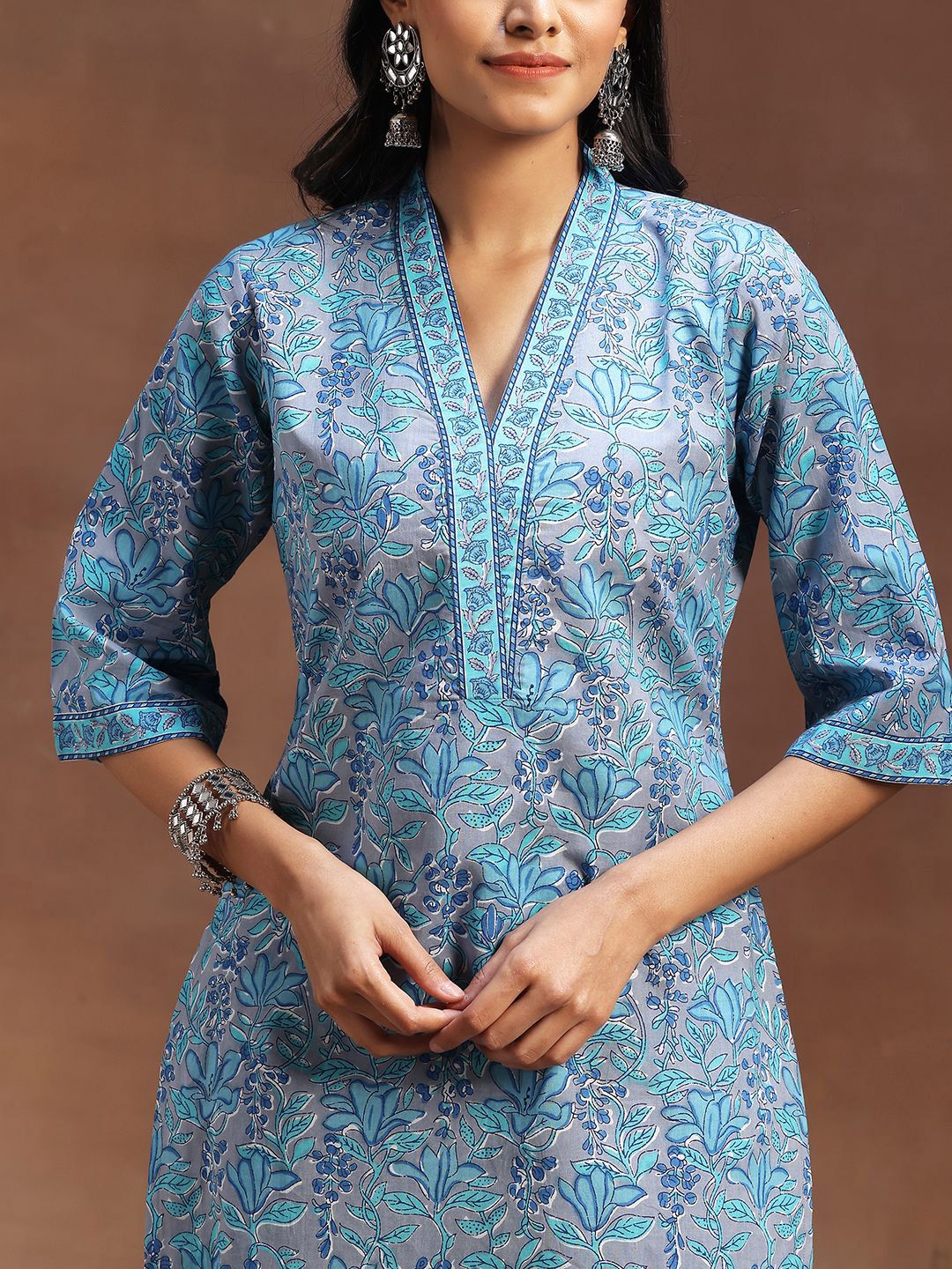 Libas biru & putih bercetak v-neck kurta kapas tulen dengan seluar & dupatta