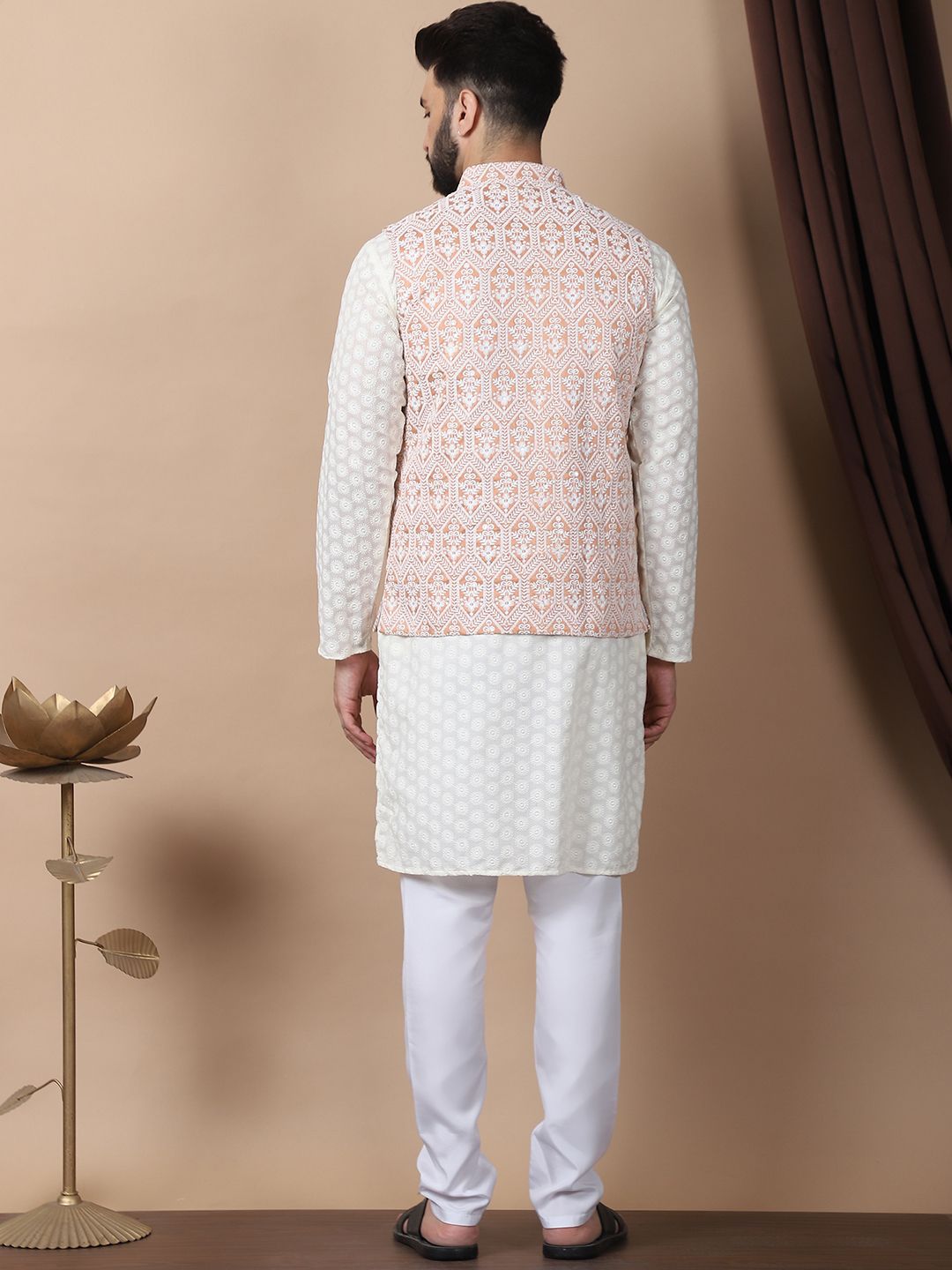 Kurta Kapas Tulen Bersulam Bunga Warna Krim Anouk dengan Jaket Churidar & Nehru