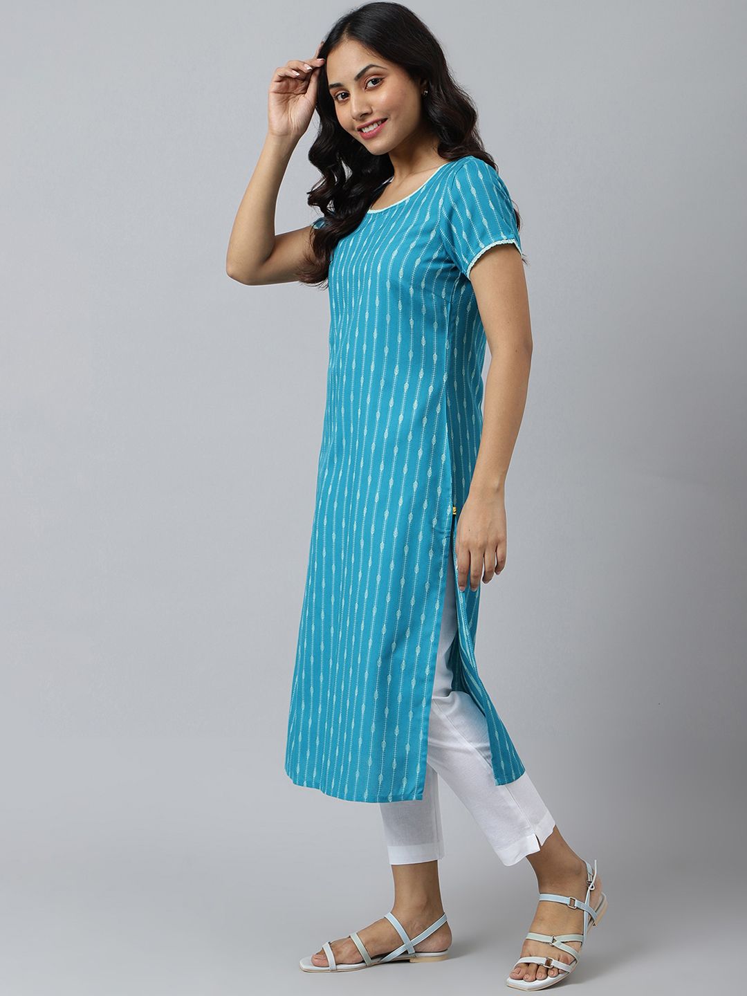 Aurelia Women Green Geometric Print Rayon Straight Kurta