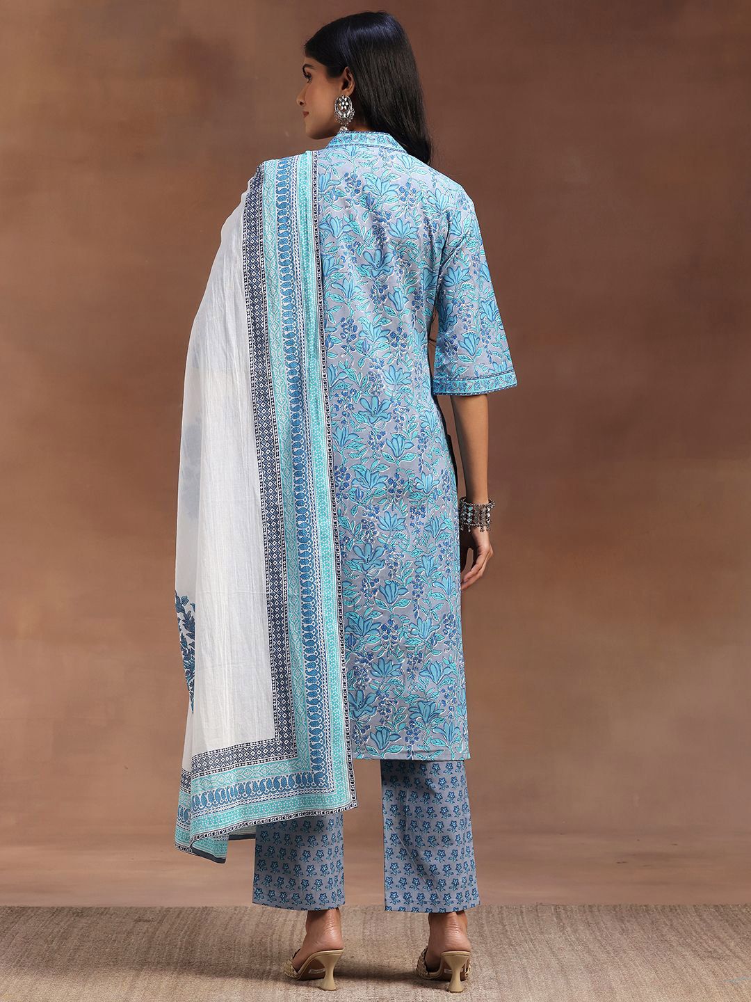 Libas biru & putih bercetak v-neck kurta kapas tulen dengan seluar & dupatta