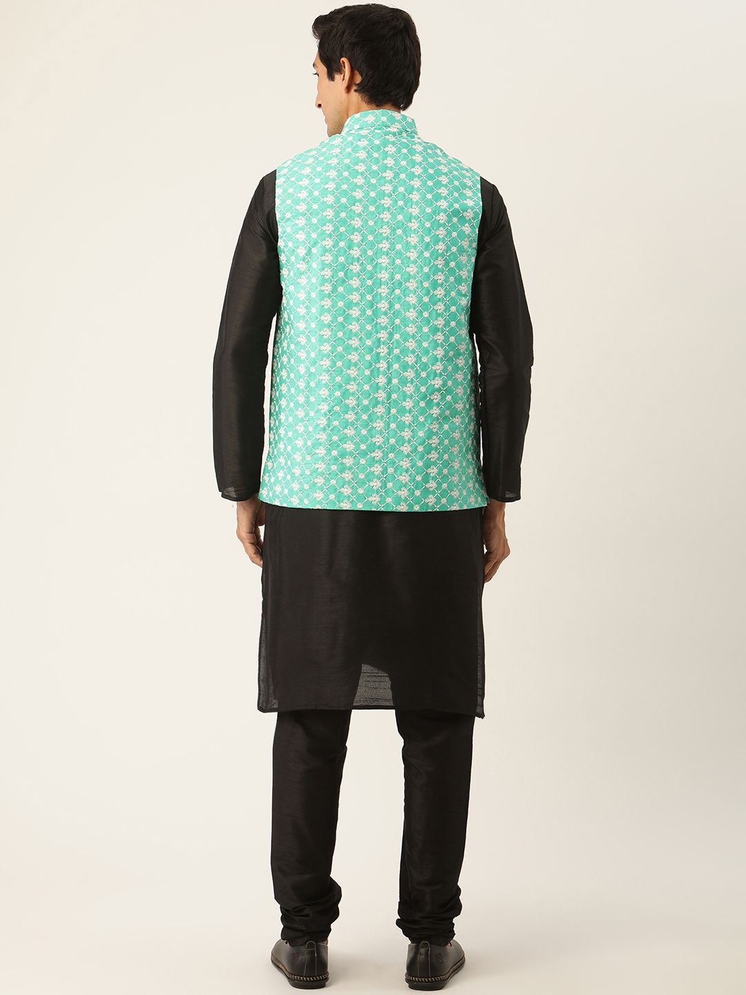 SOJANYA Men Black & Green Thread Work Kurta with Churidar