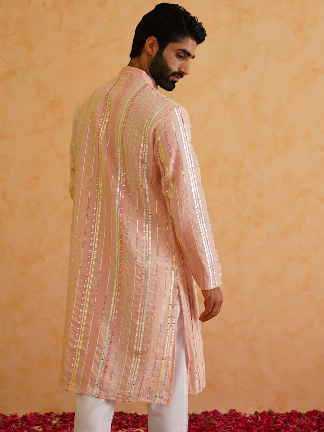 SOJANYA LUXE Berjalur Sulam Kolar Mandarin Berlabuci Kurta Lurus