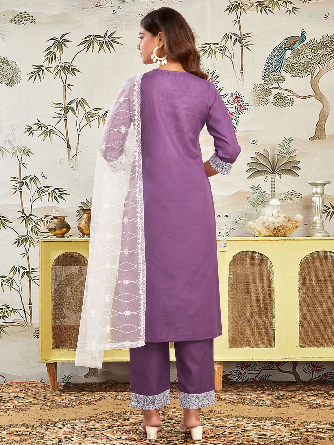 Kalini Reka Bentuk Kukus Floral Sequinned Lurus Kurta dengan Seluar & Dupatta
