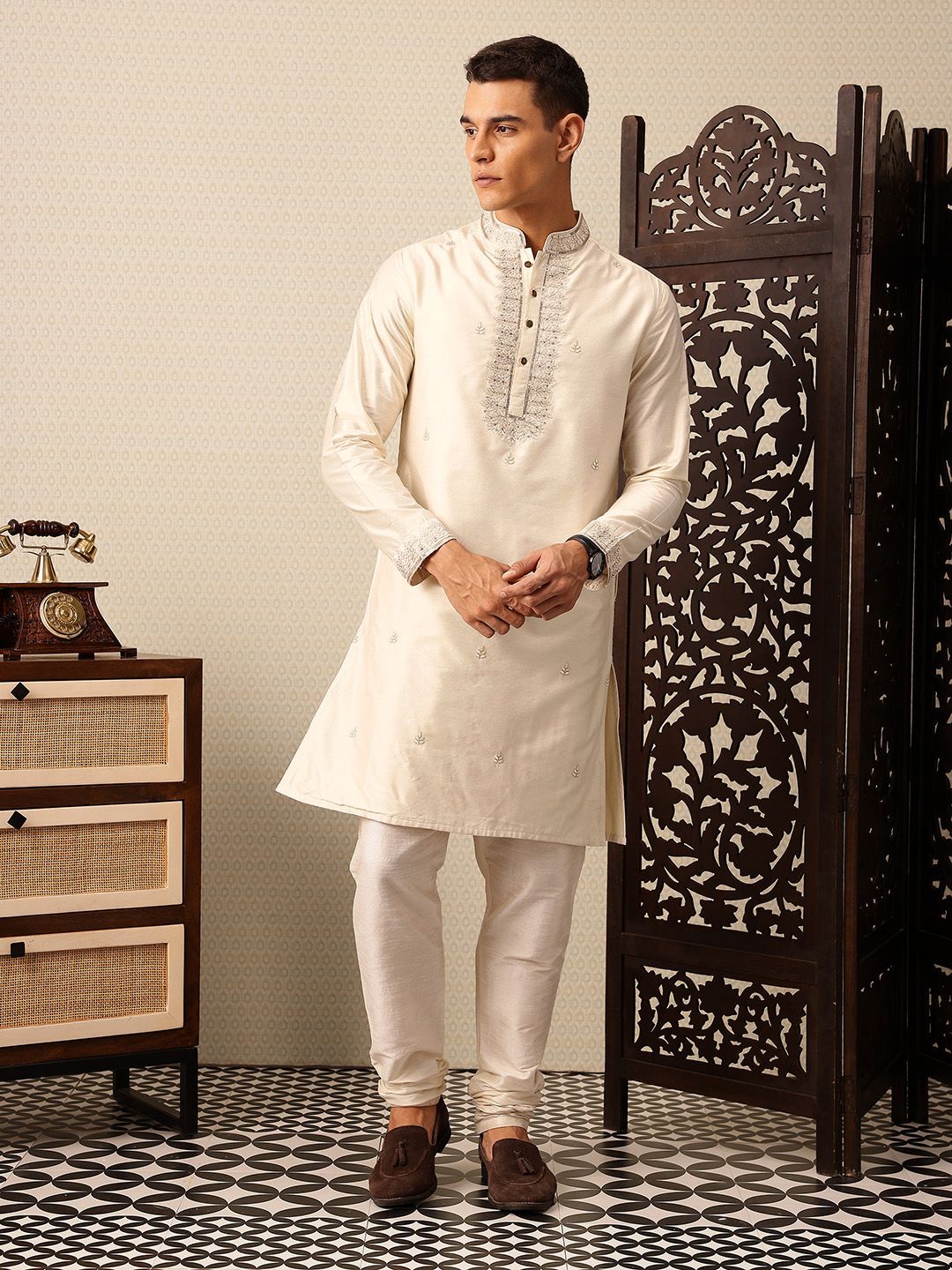 House of Pataudi Floral Yoke Design Mandarin Collar Sequinned Jashn Kurta
