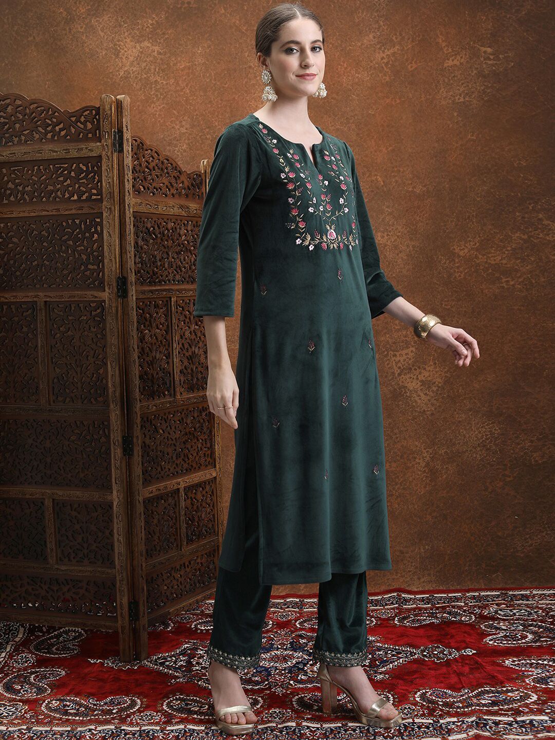 Vishudh Green Floral Embroidered Straight Kurta