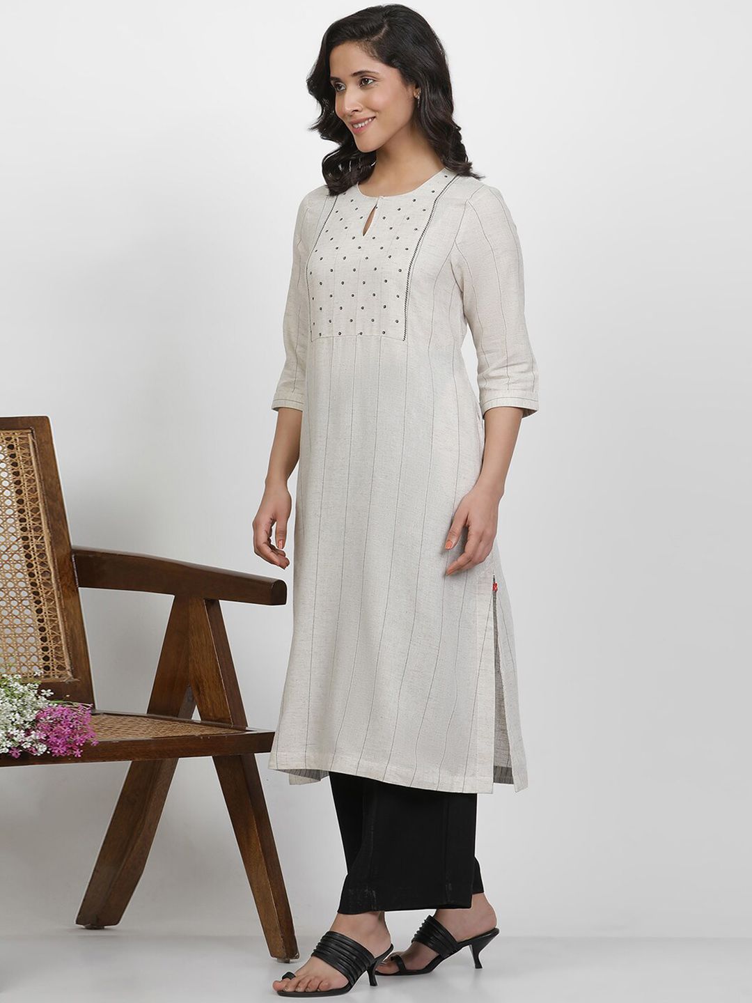 W Geometric Yoke Design Thread Work Kurta