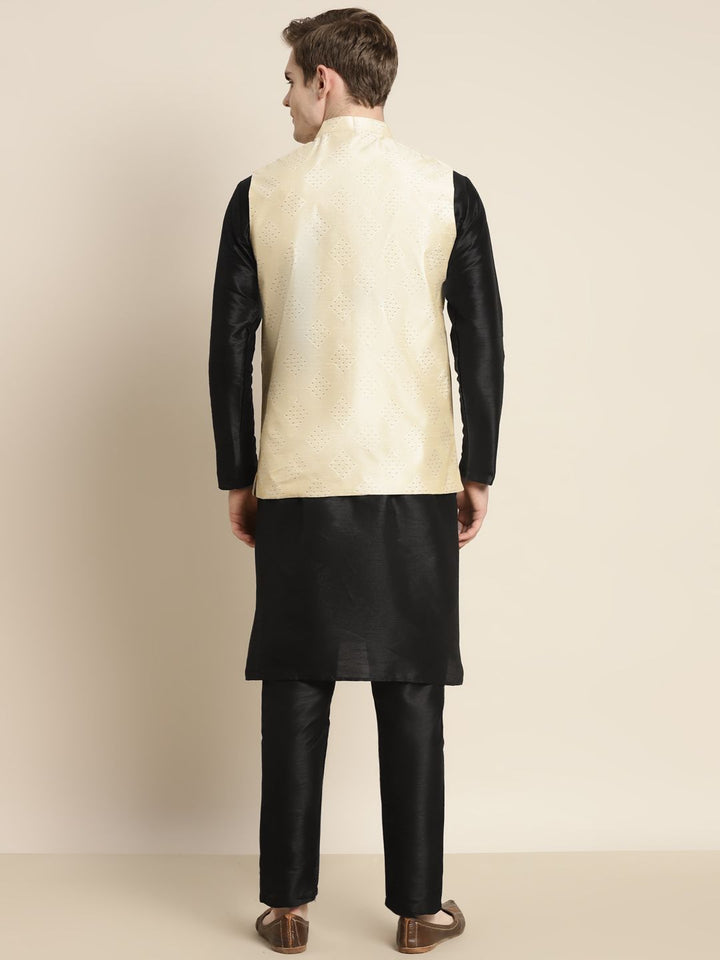 SOJANYA Men Solid Kurta with Churidar
