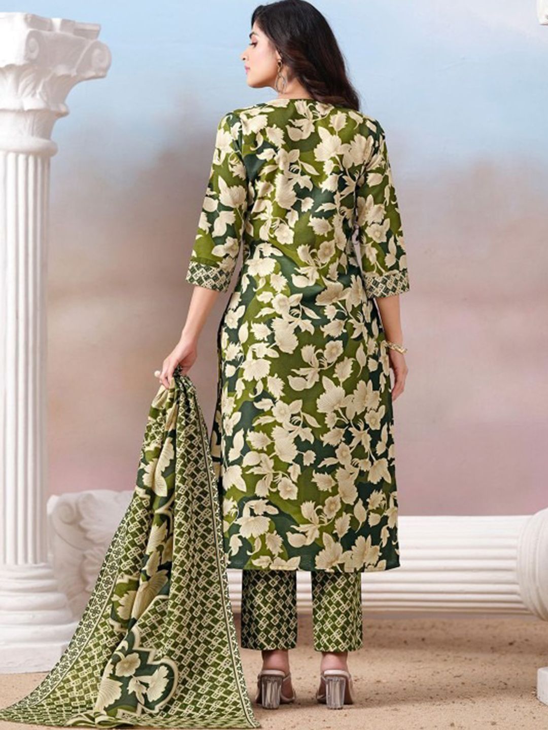 Varanga Women Floral Printed Regular Kurta with Trousers & With Dupatta