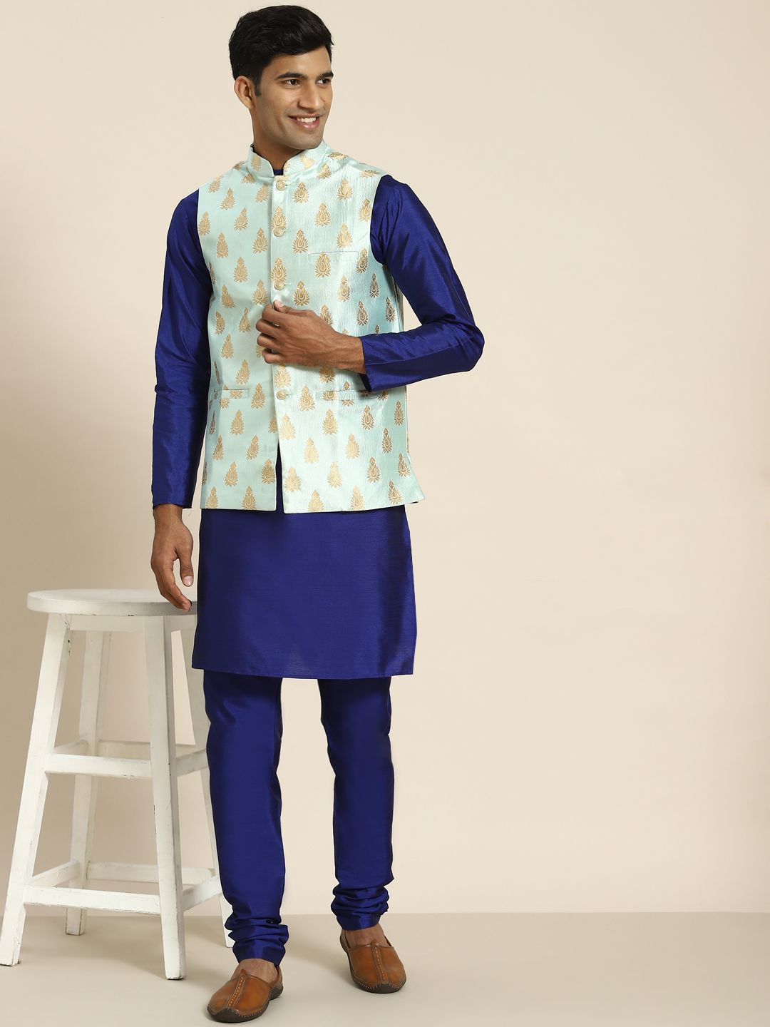 SOJANYA Men Navy Blue Kurta with Churidar