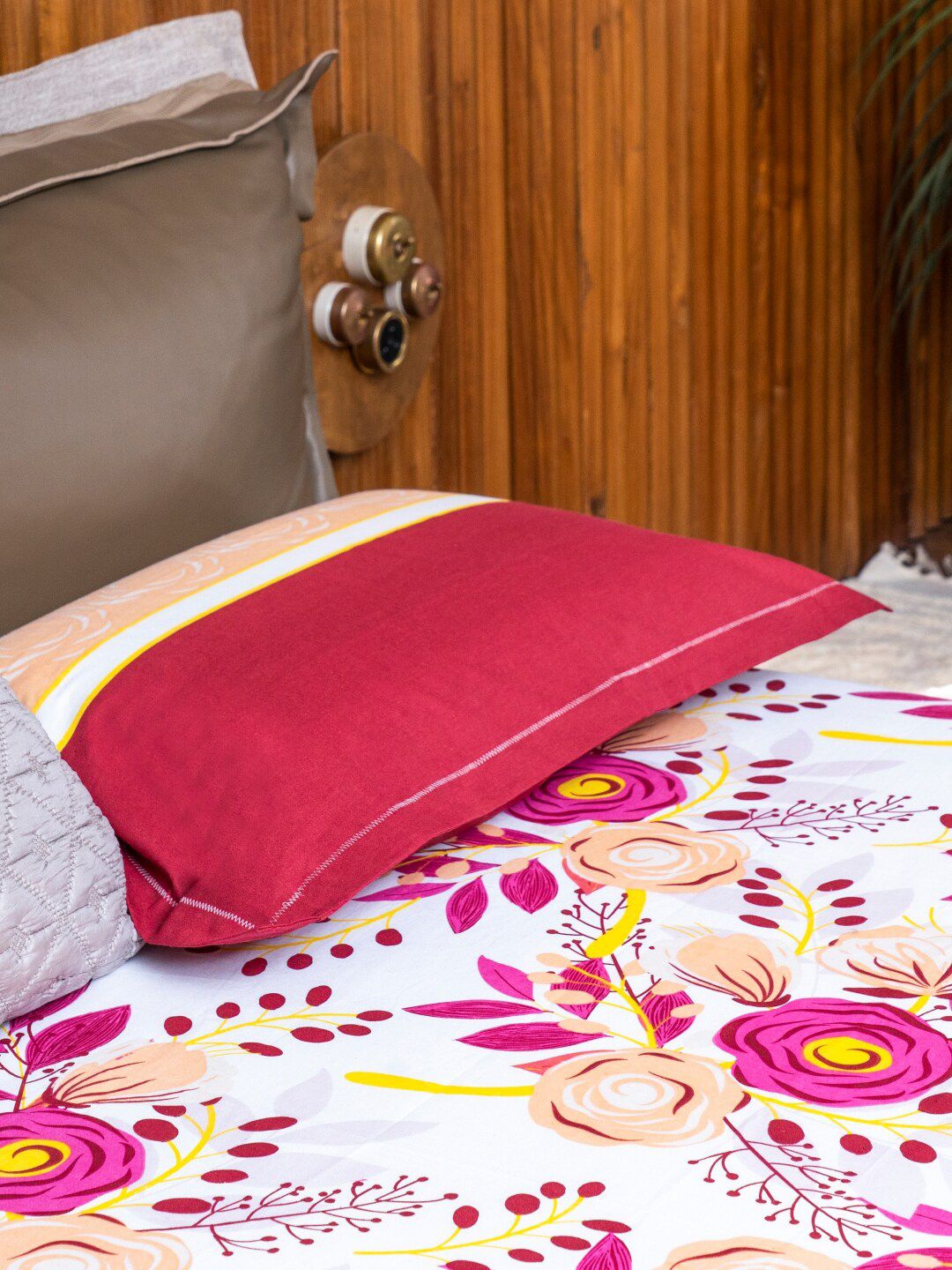 URBAN SPACE Divine Pink Floral 144 TC Pure Cotton Queen Bedsheet With 2 Pillow Covers