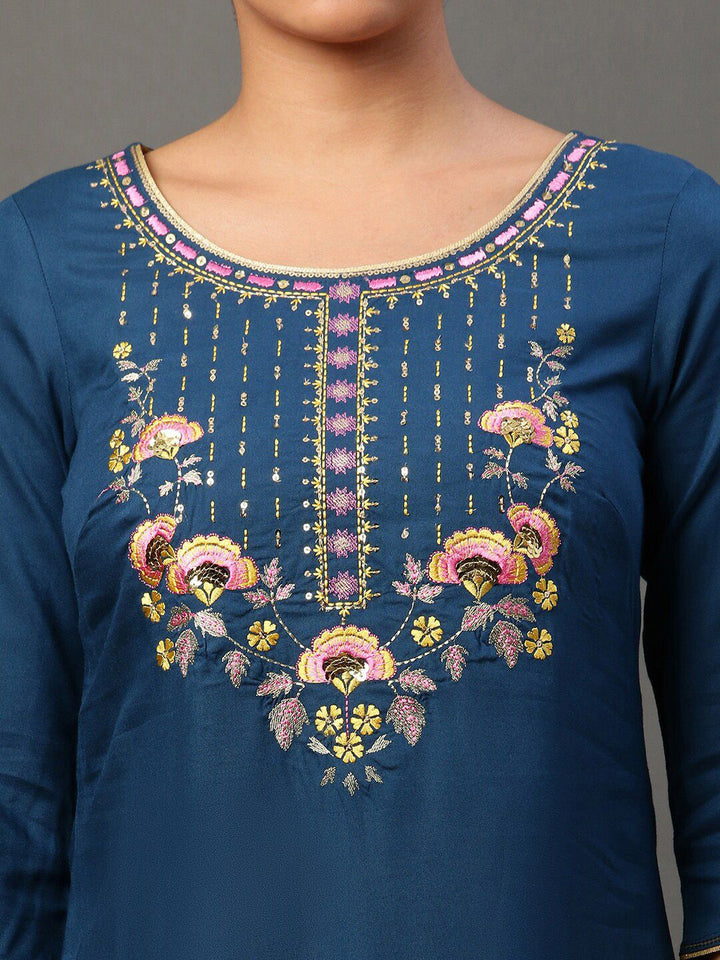 AURELIA Floral Yoke Design Thread Work Straight Kurta