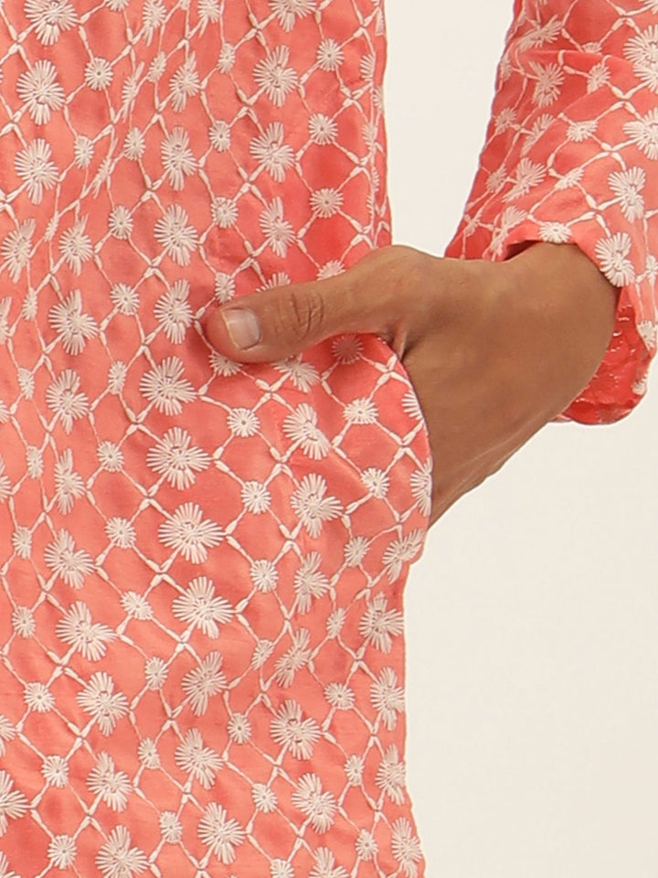 SOJANYA Lelaki Kurta Bersulam Warna Peach & Putih dengan Piyama & Jaket Nehru