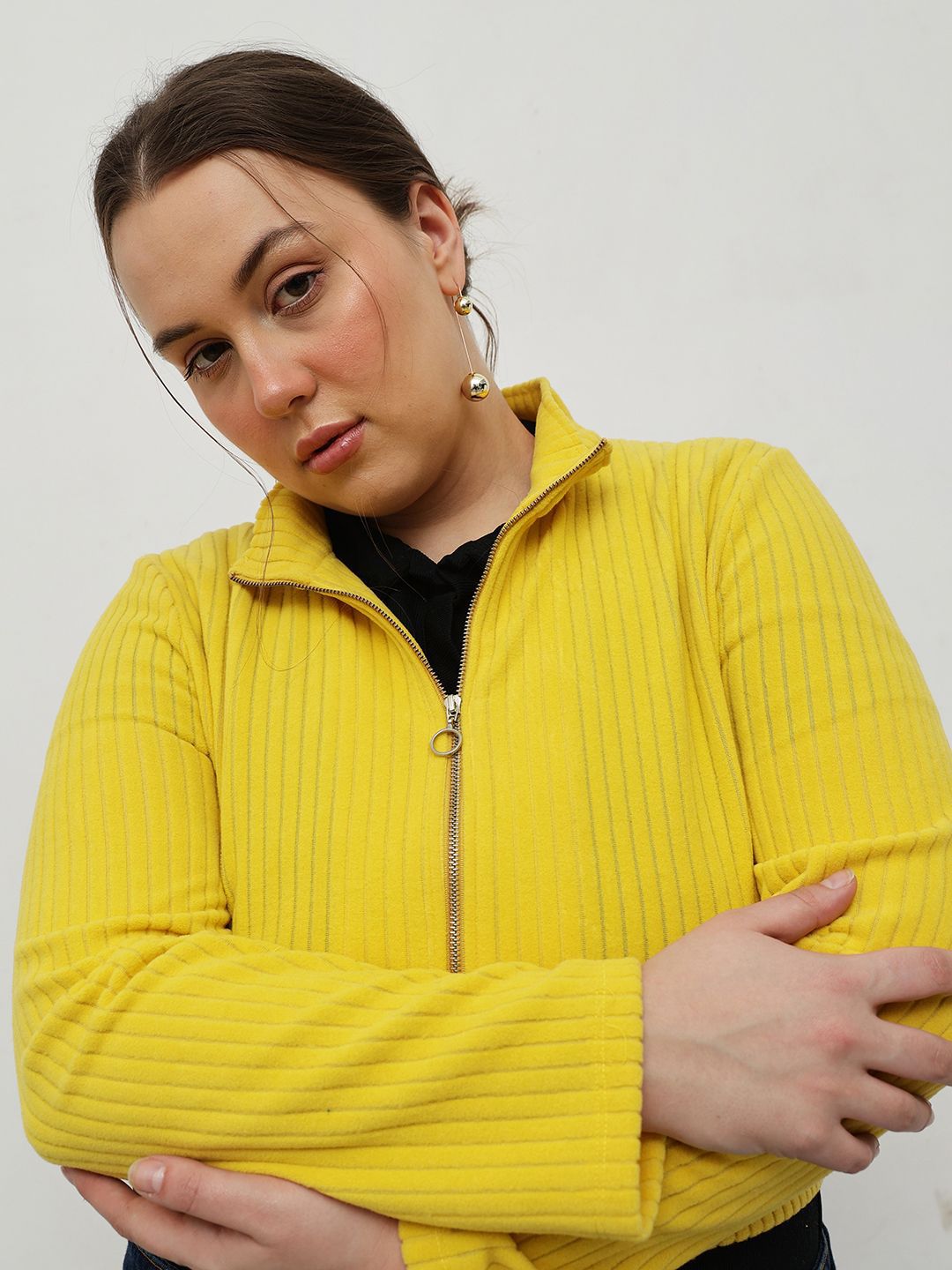 Wanita jalanan yang curvy tanpa jaket empuk tanaman