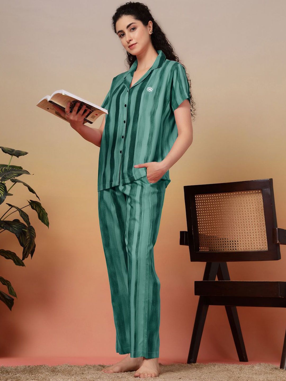 Klotthe wanita bergaris baju baju baju baju malam